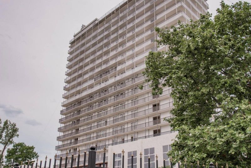 Отель "Гранд отель Россия" (бывш. "Гудаута-2")